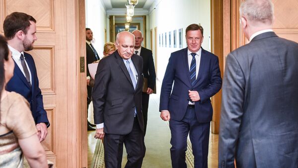 Встреча премьер-министра Латвии Мариса Кучинскиса и министра иностранных дел Индии Мобашара Джавада Акбара - Sputnik Латвия