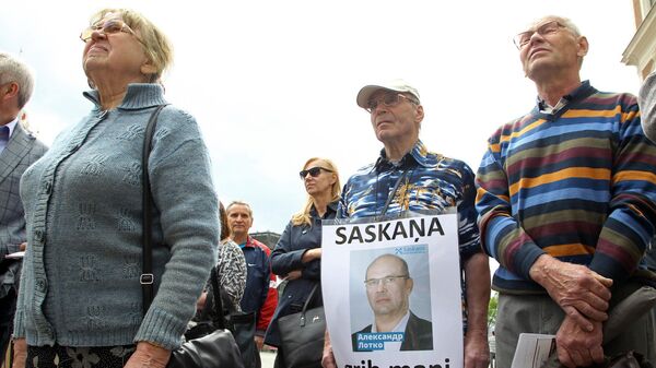 Пикет у Рижской думы против повышения налога на единственное жилье Пикет у Рижской думы против повышения налога на единственное жилье - Sputnik Латвия