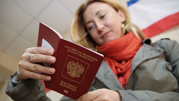 Девушка с российским заграничным паспортом - Sputnik Латвия