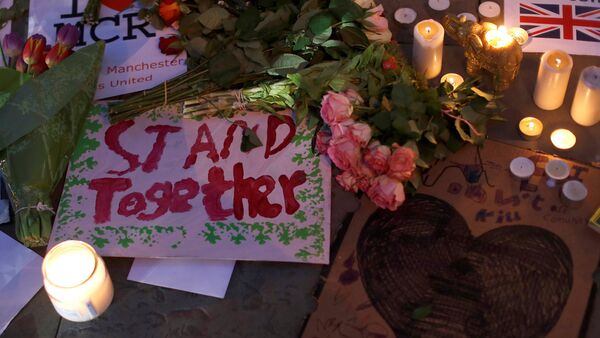 Свечи и цветы в память о погибших во время теракта на стадионе в Манчестере - Sputnik Латвия