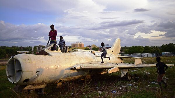 Дети в Южном Судане играют на обломках истребителя - Sputnik Латвия