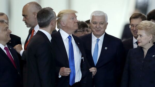 Президент Америки Дональд Трамп и Премьер-министр Черногории Душко Маркович на саммите НАТО в Брюсселе - Sputnik Латвия