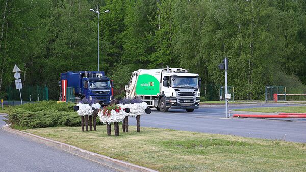 Знакомые всем рижанам мусоровозы Знакомые всем рижанам мусоровозы - Sputnik Латвия