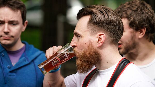 Посетитель фестиваля дегустирует пиво - Sputnik Latvija