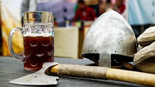Кружка с пивом в окружении средневековья - Sputnik Латвия
