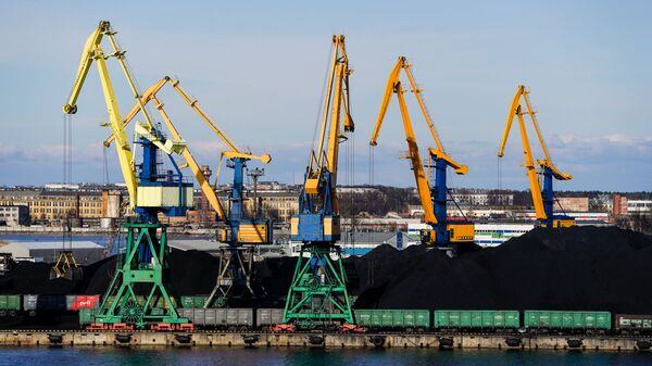 Перевалка угля в Рижском порту - Sputnik Latvija