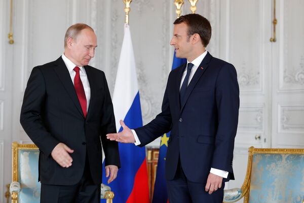Президент РФ Владимир Путин с президентом Франции Эммануэлем Макроном Президент РФ Владимир Путин с президентом Франции Эммануэлем Макроном - Sputnik Латвия