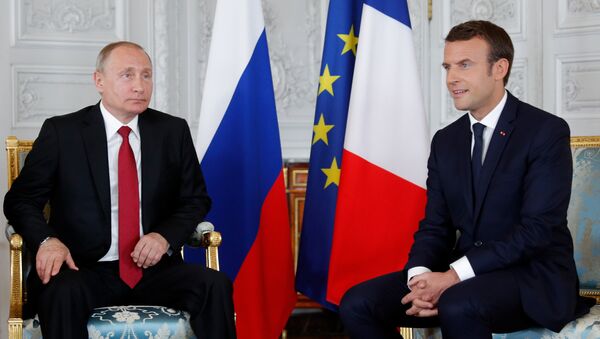 Krievijas prezidents Vladimirs Putins un Francijas valsts vadītājs Emanuels Makrons - Sputnik Latvija