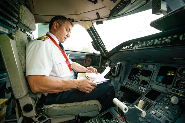 Командир воздушного судна в кабине пилотов Командир воздушного судна в кабине пилотов - Sputnik Латвия