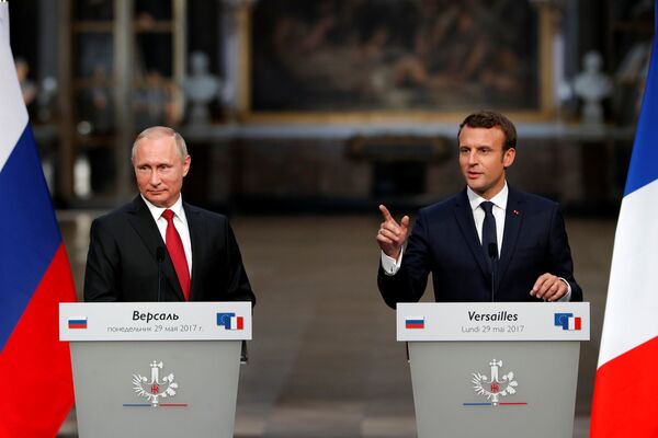 Российский президент Владимир Путин и президент Франции Эммануэль Макрон на совместной пресс-конференции в Версале Российский президент Владимир Путин и президент Франции Эммануэль Макрон на совместной пресс-конференции в Версале - Sputnik Латвия