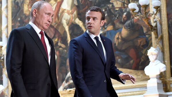 Российский президент Владимир Путин и президент Франции Эммануэль Макрон в Версале - Sputnik Latvija