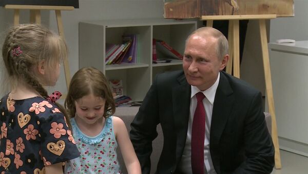 Путин в Париже посетил Российский духовно-культурный центр - Sputnik Латвия