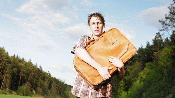 Молодой человек с чемоданом - Sputnik Latvija