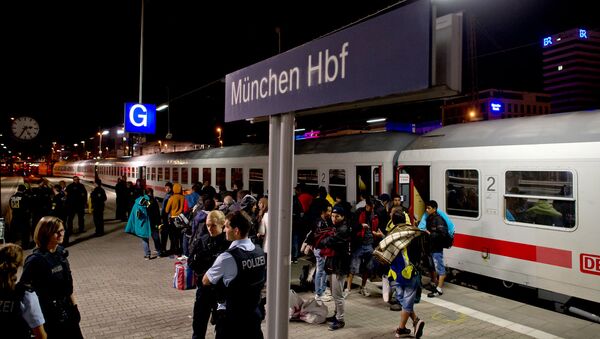 Мигранты на железнодорожной станции в Мюнхене - Sputnik Латвия