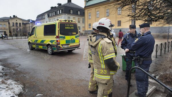 Сотрудники экстренных служб возле школы в центре города Карлстад в Швеции - Sputnik Латвия