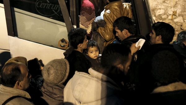 Беженцы во время посадки на автобус - Sputnik Латвия