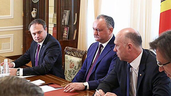 Moldovas prezidents Igors Dodons un premjers Pāvels Filips - Sputnik Latvija