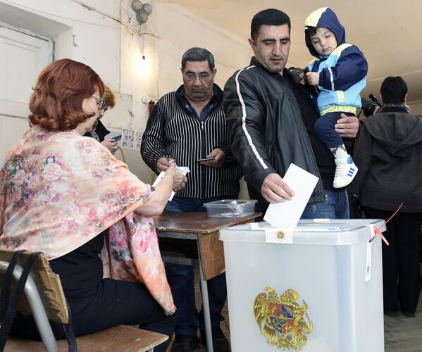 Vīrietis balso Nacionālās sapulces – Armēnijas parlamenta – vēlēšanās Erevānā, 2017 Vīrietis balso Nacionālās sapulces – Armēnijas parlamenta – vēlēšanās Erevānā, 2017 - Sputnik Latvija