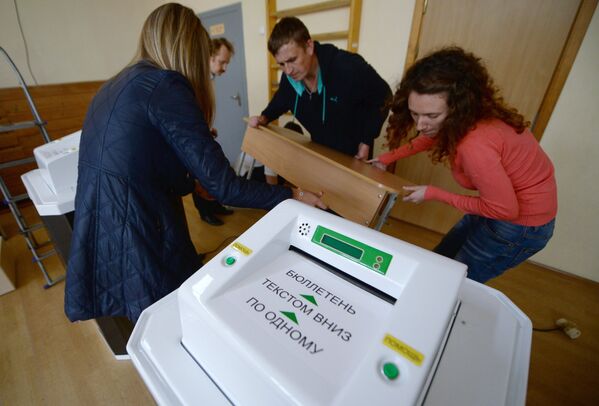 Vēlēšanu biļetenu apstrādes kompleksa pieslēgšana vēlēšanu iecirkņa sagatavošanas laikā Jekaterinburgā, 2016 Vēlēšanu biļetenu apstrādes kompleksa pieslēgšana vēlēšanu iecirkņa sagatavošanas laikā Jekaterinburgā, 2016 - Sputnik Latvija
