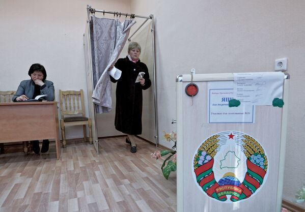 Vēlētājs vēlēšanu iecirknī iepriekšējās balsošanas laikā Baltkrievijas prezidenta vēlēšanās Minskā, 2015 Vēlētājs vēlēšanu iecirknī iepriekšējās balsošanas laikā Baltkrievijas prezidenta vēlēšanās Minskā, 2015 - Sputnik Latvija
