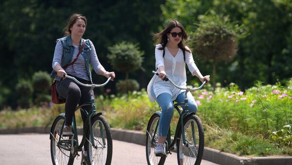 Девушки катаются на велосипедах в парке - Sputnik Латвия