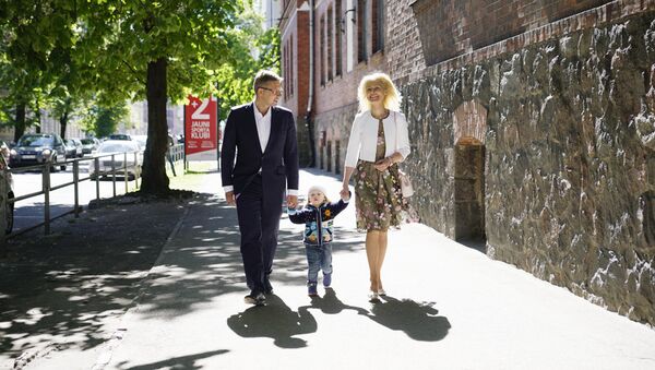 Мэр Риги Нил Ушаков с супругой и сыном - Sputnik Латвия