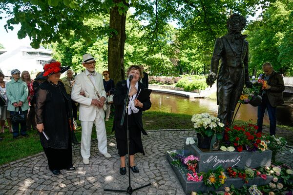 Выступает Светлана Видякина, член Пушкинского общества Латвии Выступает Светлана Видякина, член Пушкинского общества Латвии - Sputnik Латвия