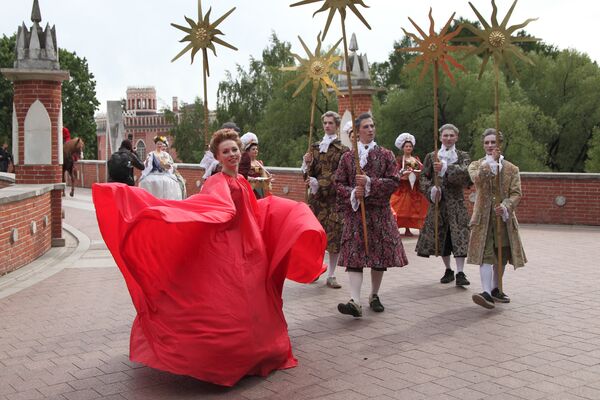 Яркое открытие фестиваля Времена и эпохи. Собрание в парке Царицыно - Sputnik Латвия