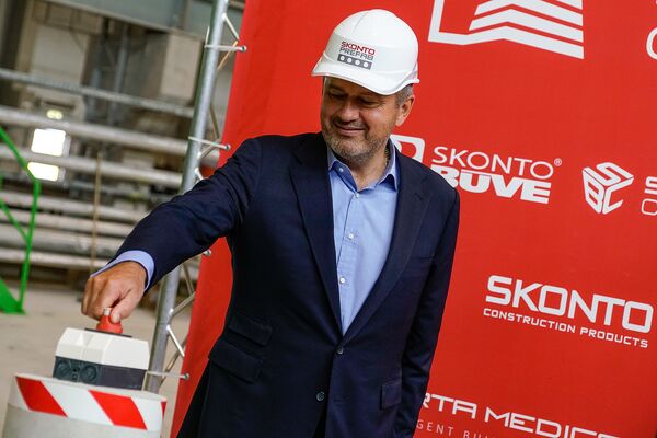 Гунтис Равис, председатель правления Skonto buve торжественно запустил новый агрегат Гунтис Равис, председатель правления Skonto buve торжественно запустил новый агрегат - Sputnik Латвия