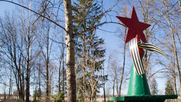 Могила красноармейца на городском кладбище в Йыхви - Sputnik Латвия