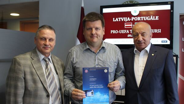 Латвийский футбольный тренер категории Про-УЕФА Юрий Анатольевич Нагайцев (в центре) - Sputnik Латвия