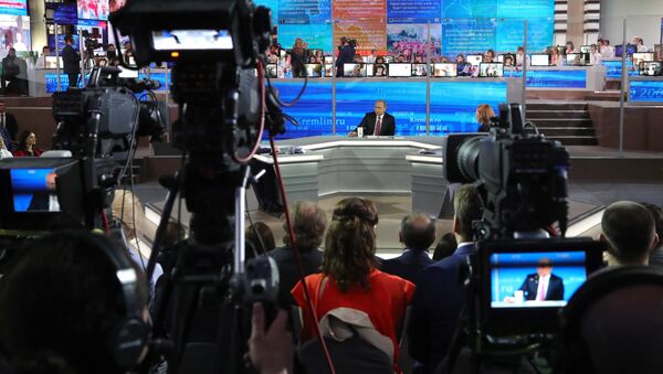 Прямая линия с президентом РФ В. Путиным - Sputnik Латвия