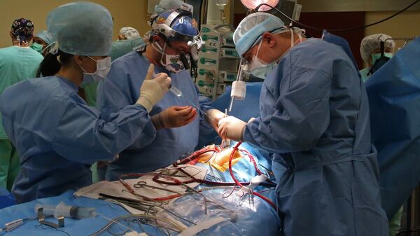 Хирурги проводят операцию на открытом сердце - Sputnik Latvija