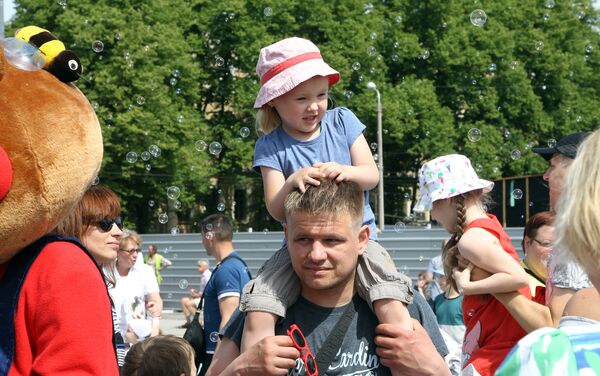 Открытие игровой площадки спортивного квартала в Риге собрало много людей - Sputnik Латвия