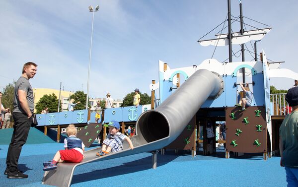 Открытие грандиозной детской площадки в центре Риги - Sputnik Латвия