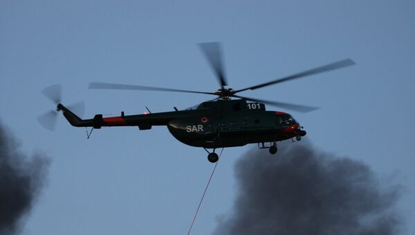 Вертолет НВС участвует в тушении пожара, архивное фото - Sputnik Латвия