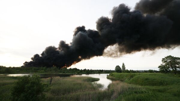 Дым от пожара на станции сортировки и переработки мусора в Юрмале - Sputnik Латвия