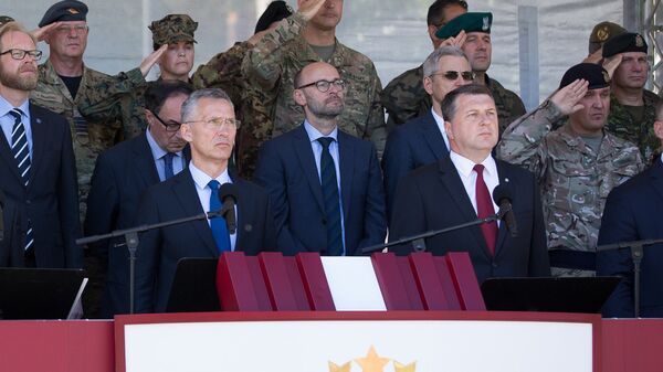 Генсек НАТО Йенс Столтенберг и президент Латвии Раймондс Вейонис (на первом плане) на церемонии развертывания многонационального батальона НАТО в Латвии Генсек НАТО Йенс Столтенберг и президент Латвии Раймондс Вейонис (на первом плане) на церемонии развертывания многонационального батальона НАТО в Латвии - Sputnik Латвия