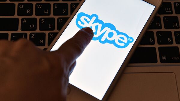 Логотип программы Skype на экране смартфона - Sputnik Латвия