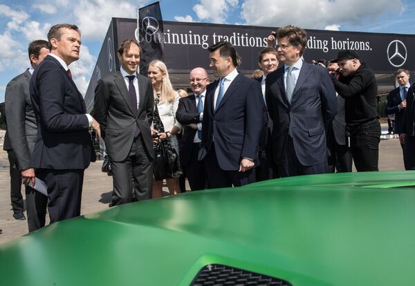 Член правления подразделения Mercedes-Benz Cars, Даймлер АГ Маркус Шэфер, министр промышленности и торговли РФ Денис Мантуров и губернатор Московской области Андрей Воробьёв (слева направо) Член правления подразделения Mercedes-Benz Cars, Даймлер АГ Маркус Шэфер, министр промышленности и торговли РФ Денис Мантуров и губернатор Московской области Андрей Воробьёв (слева направо) - Sputnik Латвия