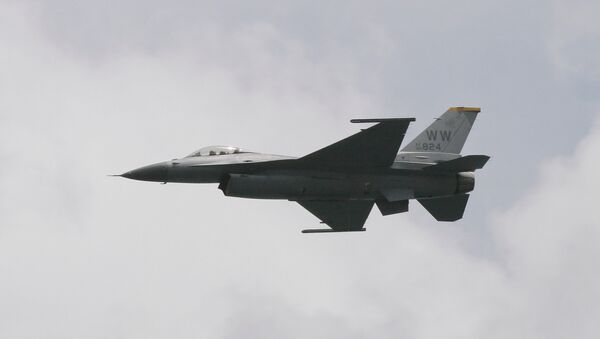 Американский истребитель F-16 - Sputnik Латвия