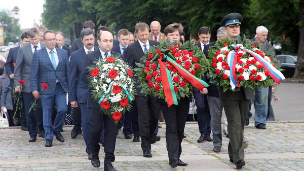 Возложение венков к памятнику Освободителям Риги, 22 июня 2017 Возложение венков к памятнику Освободителям Риги, 22 июня 2017 - Sputnik Латвия