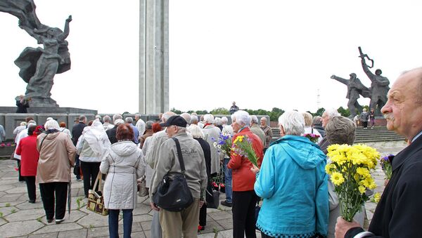 Vainagu nolikšanas ceremonija pie pieminekļa Rīgas Atbrīvotājiem 2017. gada 22. jūnijā - Sputnik Latvija