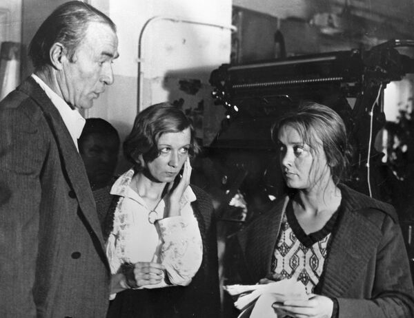 Слева направо: Николай Гринько, Алла Демидова и Маргарита Терехова на съемках фильма Зеркало режиссера Андрея Тарковского Слева направо: Николай Гринько, Алла Демидова и Маргарита Терехова на съемках фильма Зеркало режиссера Андрея Тарковского - Sputnik Латвия