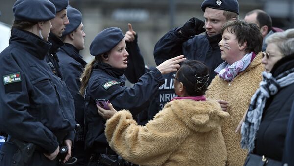 Усиленная работа полиции во время Кёльнского карнавала в Германии - Sputnik Латвия