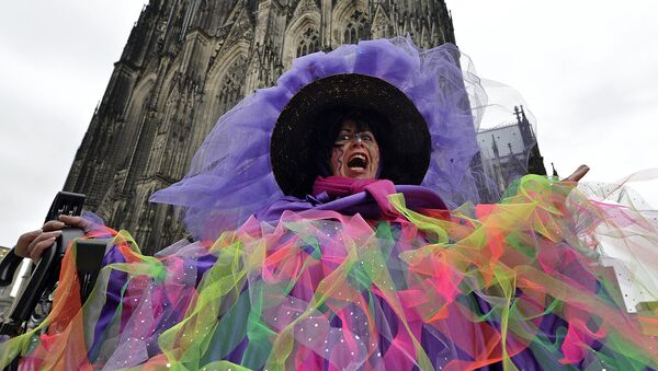 Женщина перед собор в Кельне во время уличных карнавалов - Sputnik Латвия