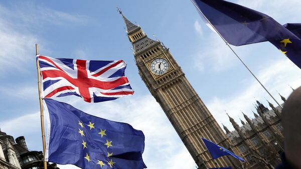 Флаги Евросоюза и Великобритании на фоне часовой башни Вестминстерского дворца в Лондоне, архивное фото - Sputnik Латвия