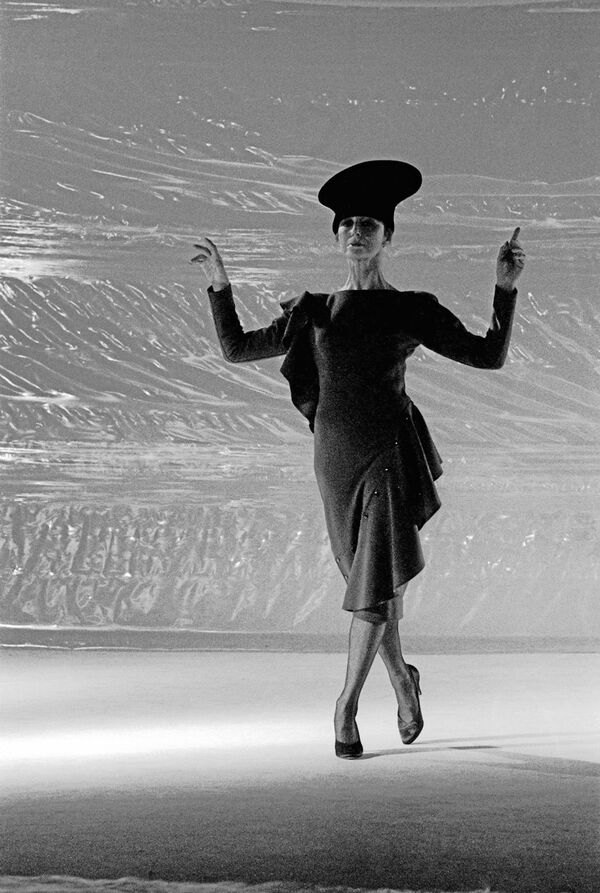 Балерина Майя Плисецкая демонстрирует новинки сезона дизайнера Пьера Кардена - Sputnik Латвия