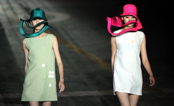 Модели во время показа моды французского дизайнера Пьера Кардена в Китае. 2011 год - Sputnik Латвия