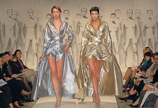 Модели на показе Весна-лето 1998 французского модельера Пьера Кардена - Sputnik Латвия